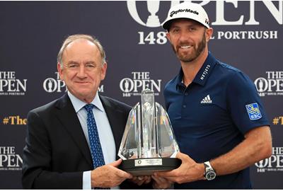 Official World Golf Rankings Chairman Peter Dawson presents Dustin Johnson with the OWGR McCormack Award at the 2019 Open.